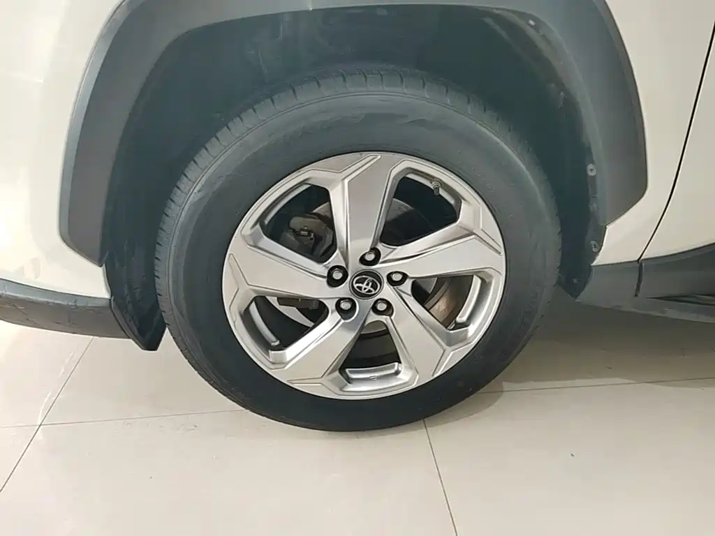 Toyota RAV4 — фото 23