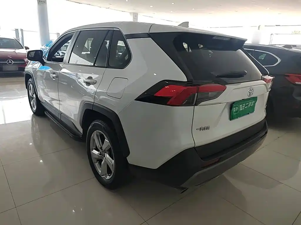 Toyota RAV4 — фото 5