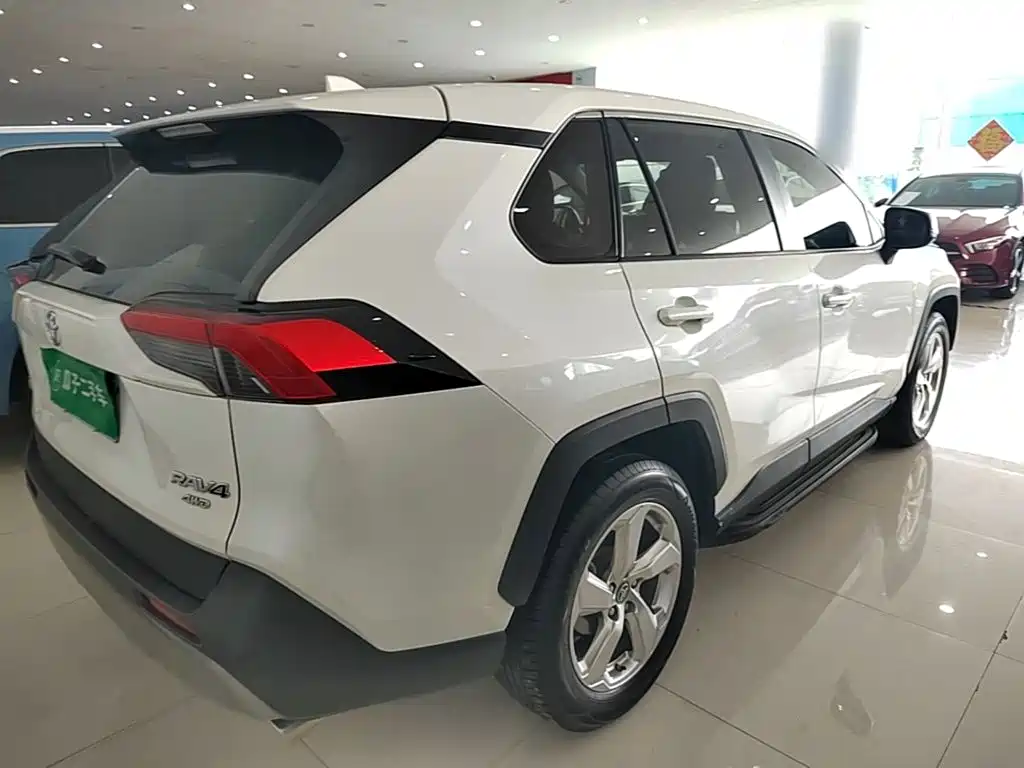 Toyota RAV4 — фото 7