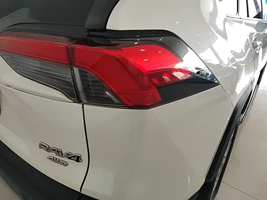 Toyota RAV4 — фото 8