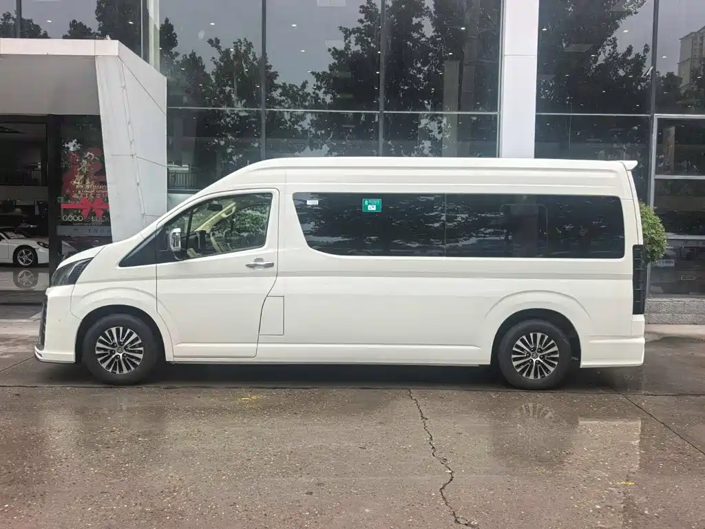 Toyota Hiace — фото 2