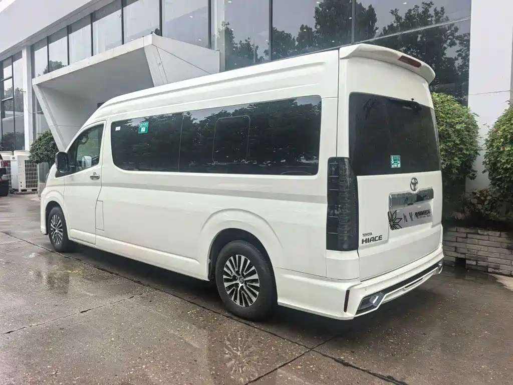Toyota Hiace — фото 3