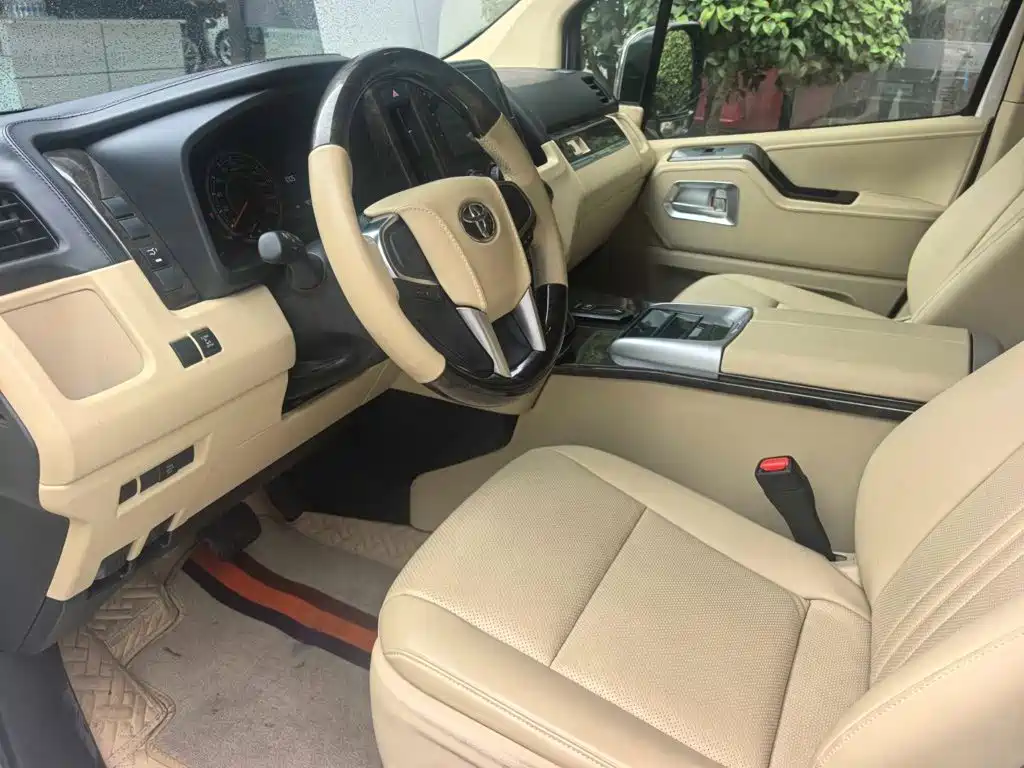 Toyota Hiace — фото 4