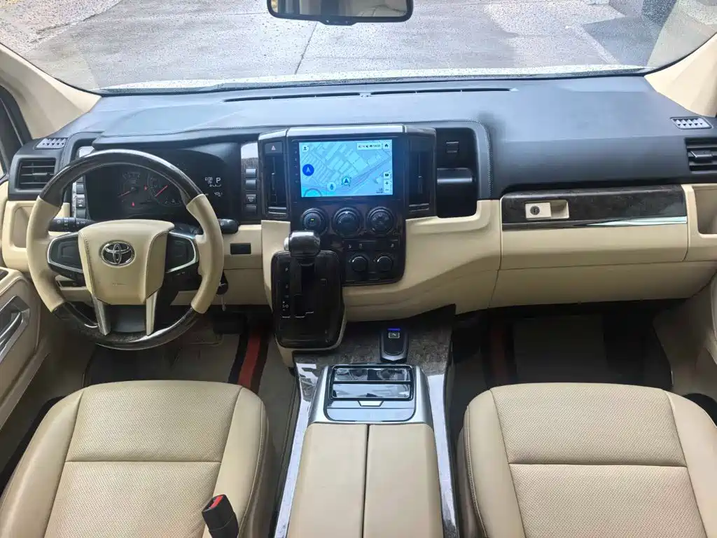 Toyota Hiace — фото 8