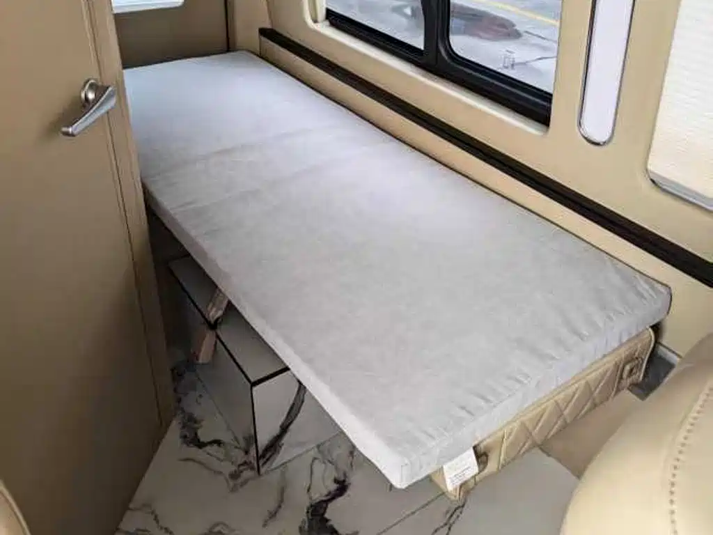 Toyota Hiace — фото 9
