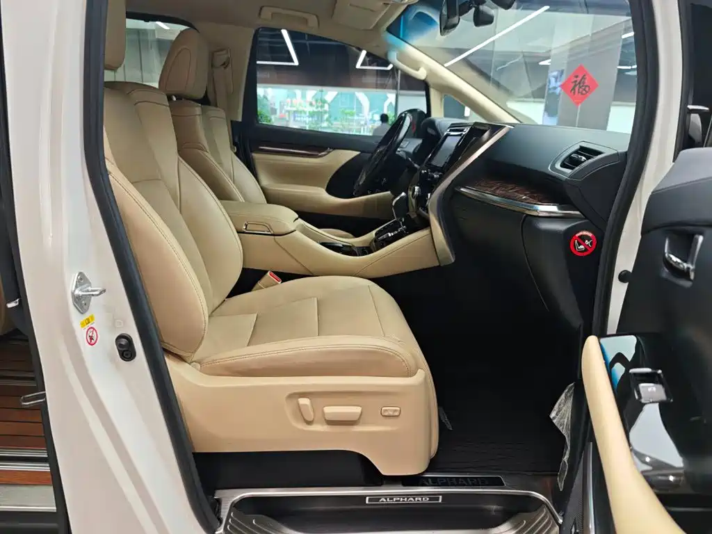 Toyota Alphard — фото 11