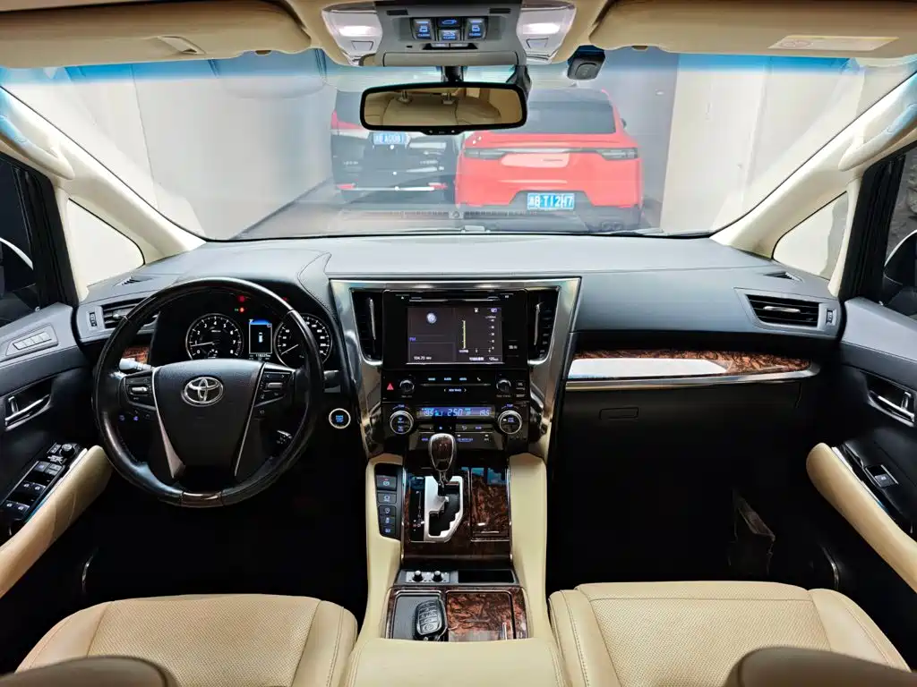 Toyota Alphard — фото 13