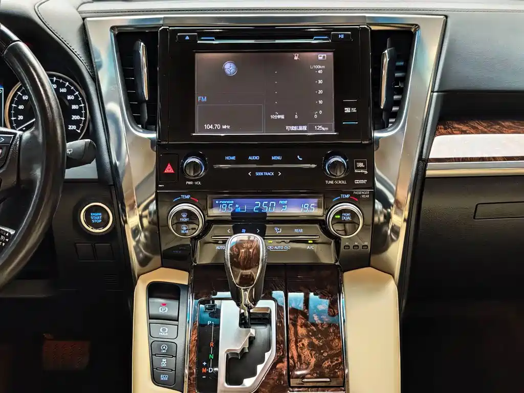 Toyota Alphard — фото 15