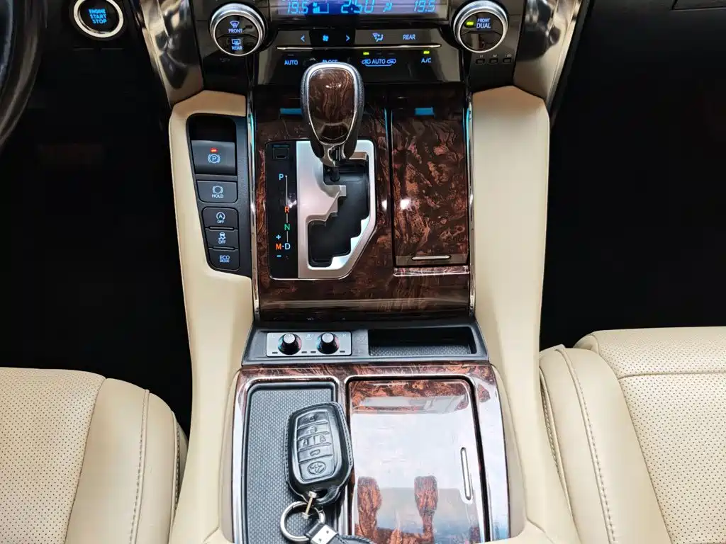 Toyota Alphard — фото 16