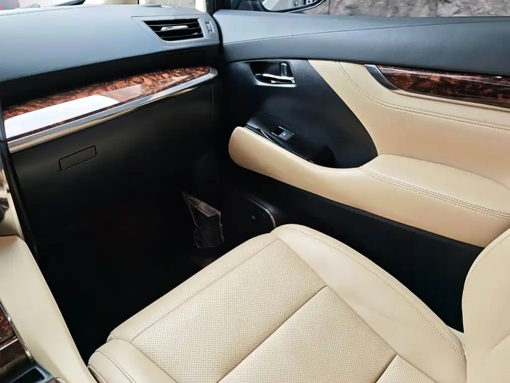 Toyota Alphard — фото 17
