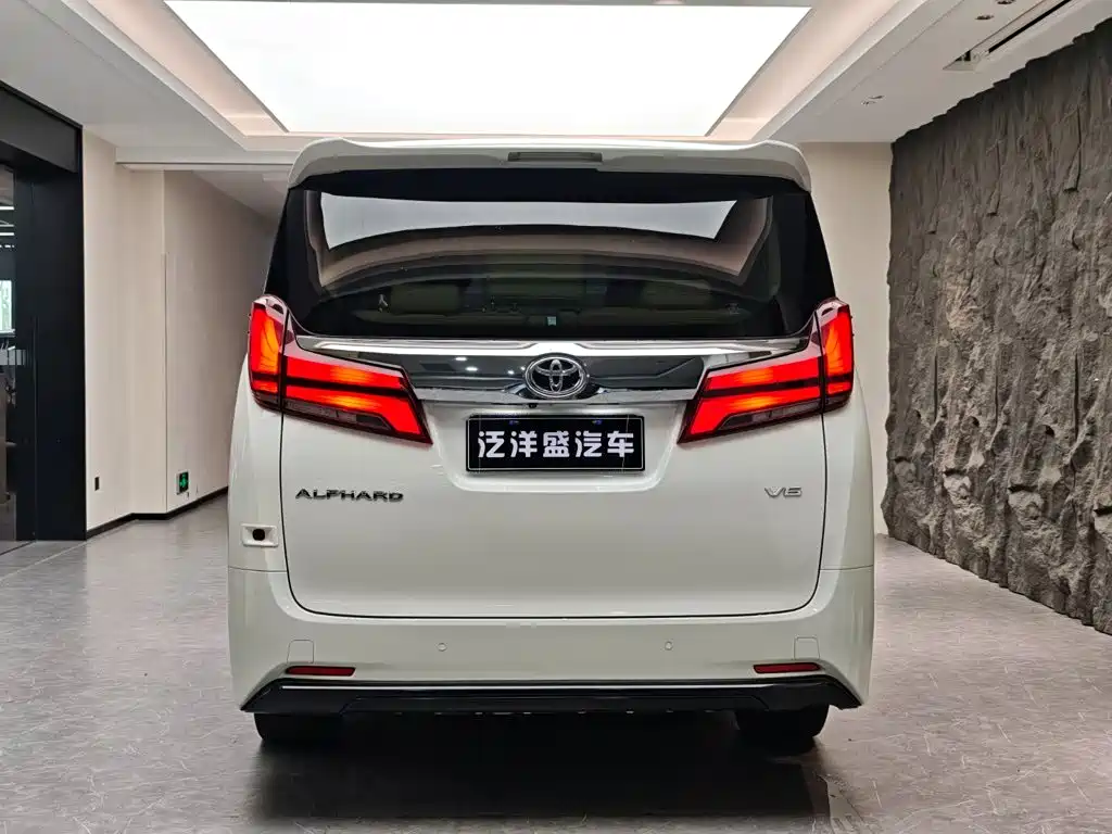 Toyota Alphard — фото 18