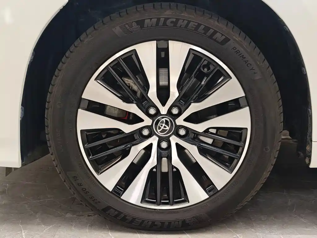 Toyota Alphard — фото 4