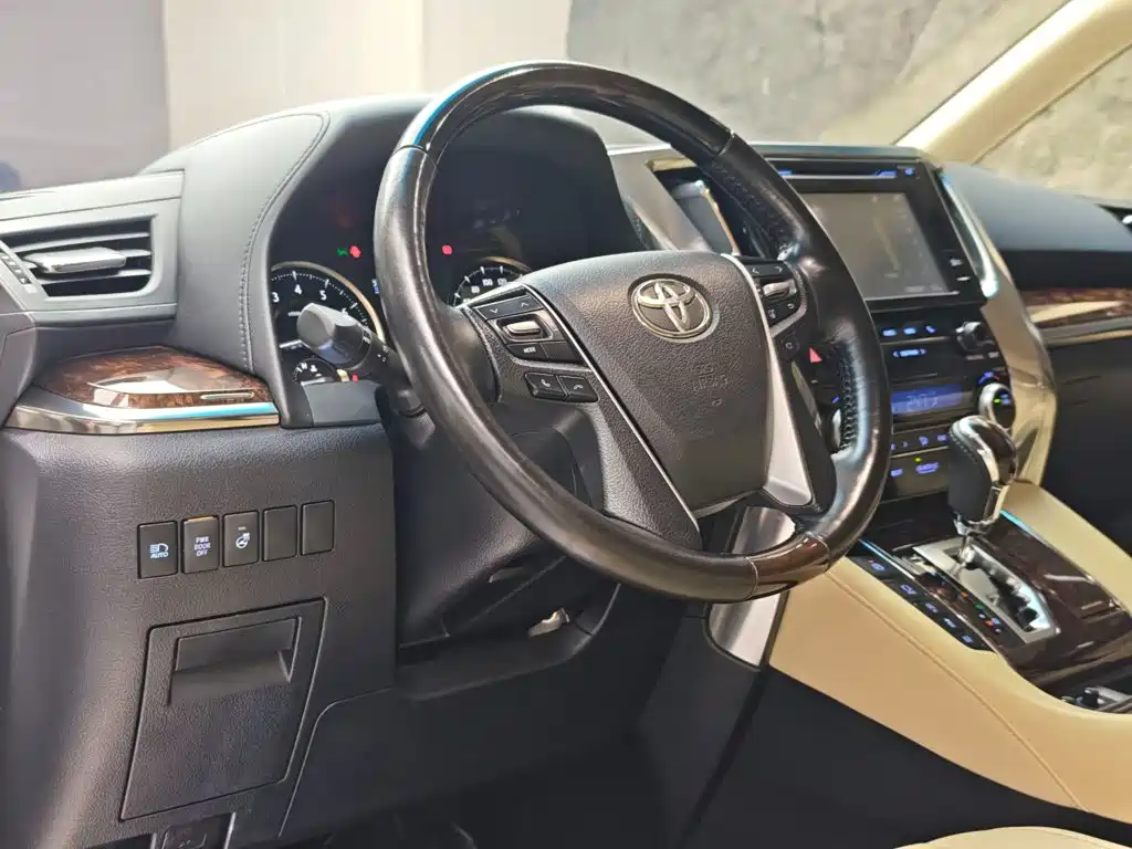 Toyota Alphard — фото 7