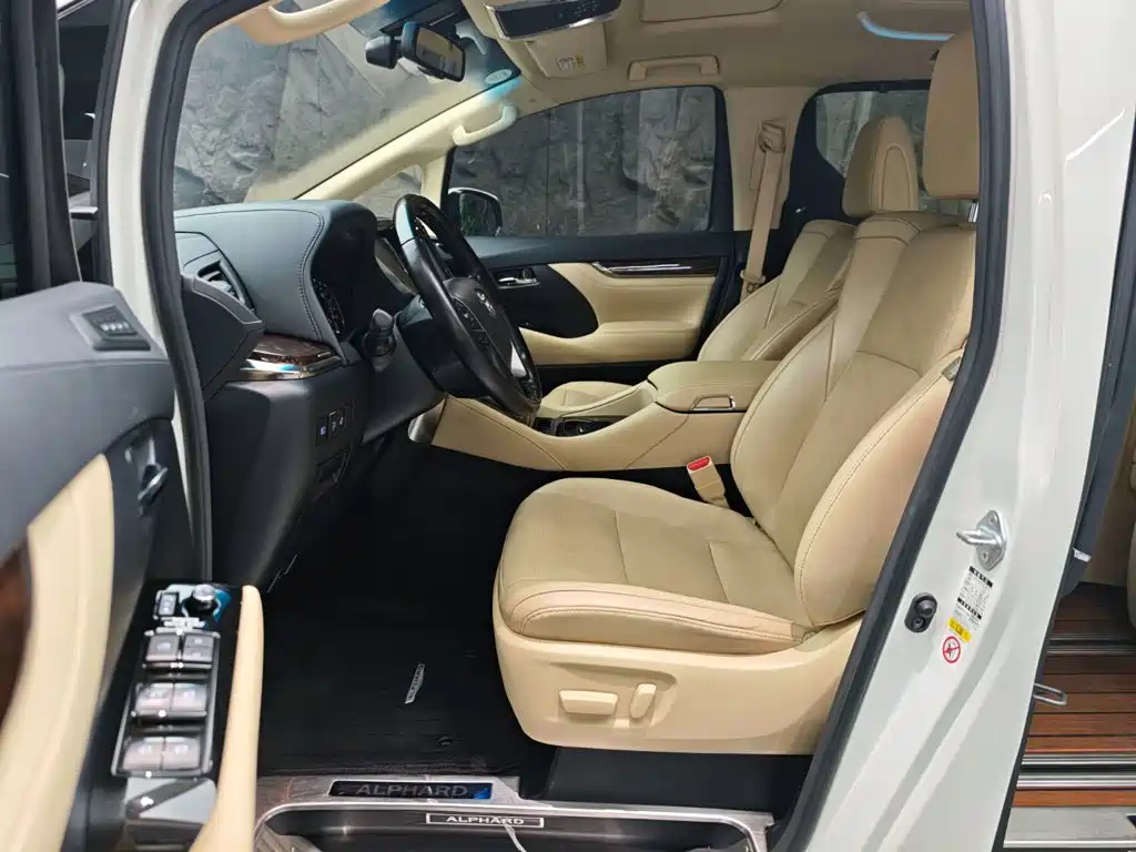 Toyota Alphard — фото 8