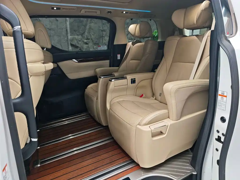 Toyota Alphard — фото 9