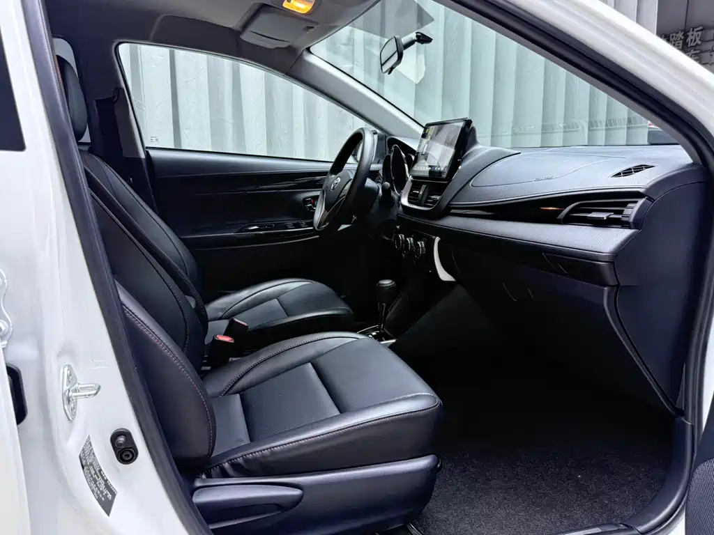 Toyota Yaris L — фото 18