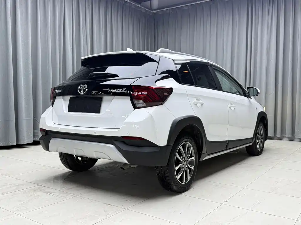 Toyota Yaris L — фото 4