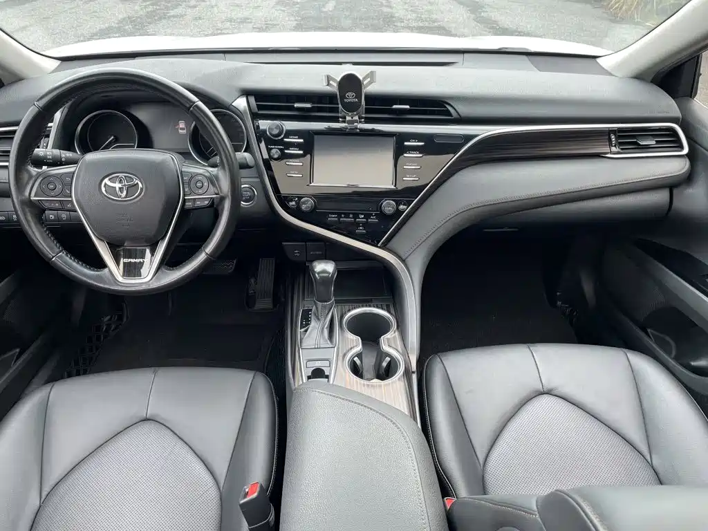 Toyota Camry — фото 11