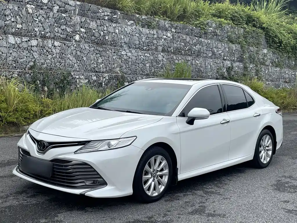 Toyota Camry — фото 3