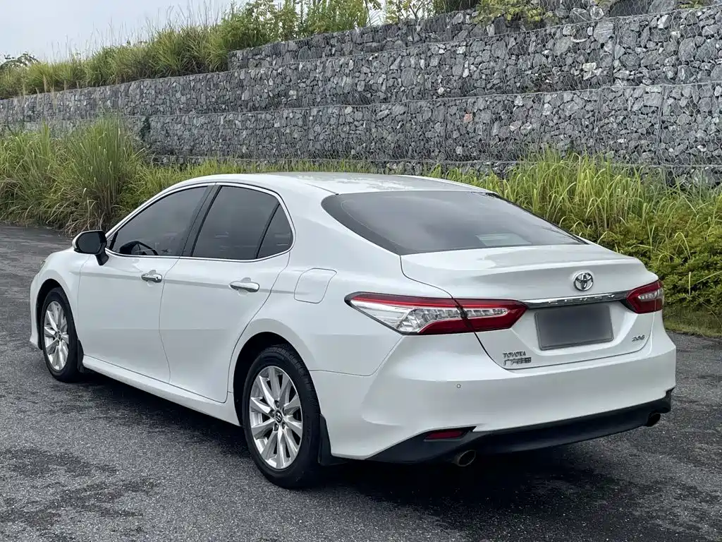 Toyota Camry — фото 8
