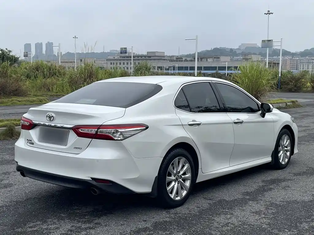 Toyota Camry — фото 10