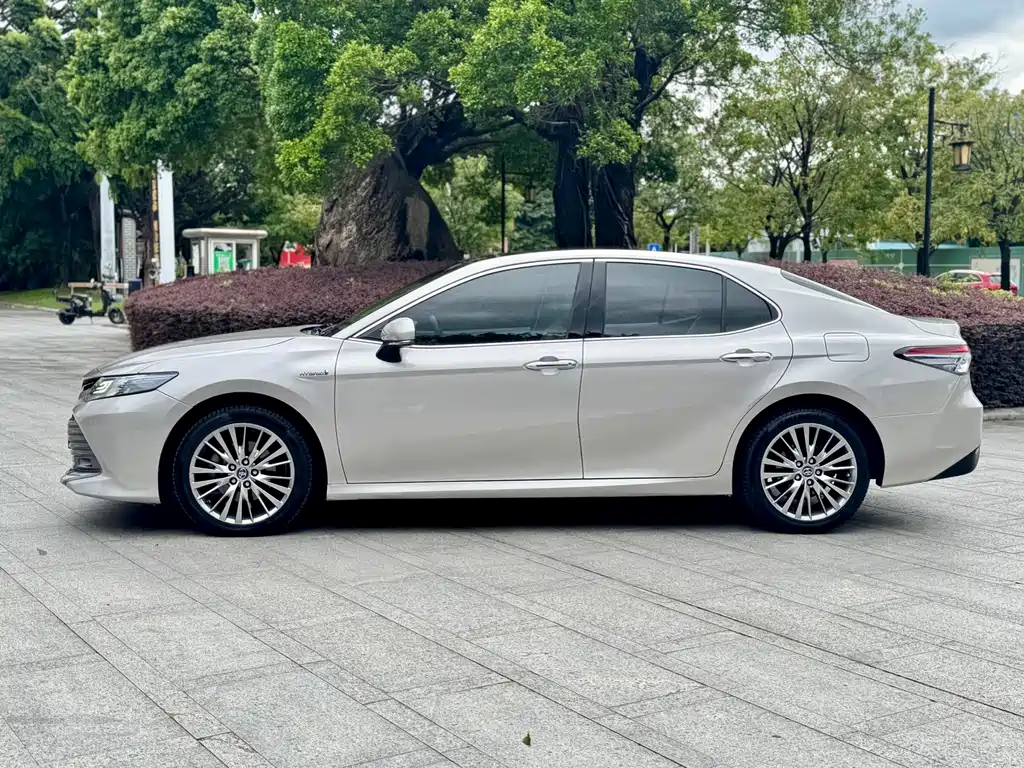 Toyota Camry — фото 4