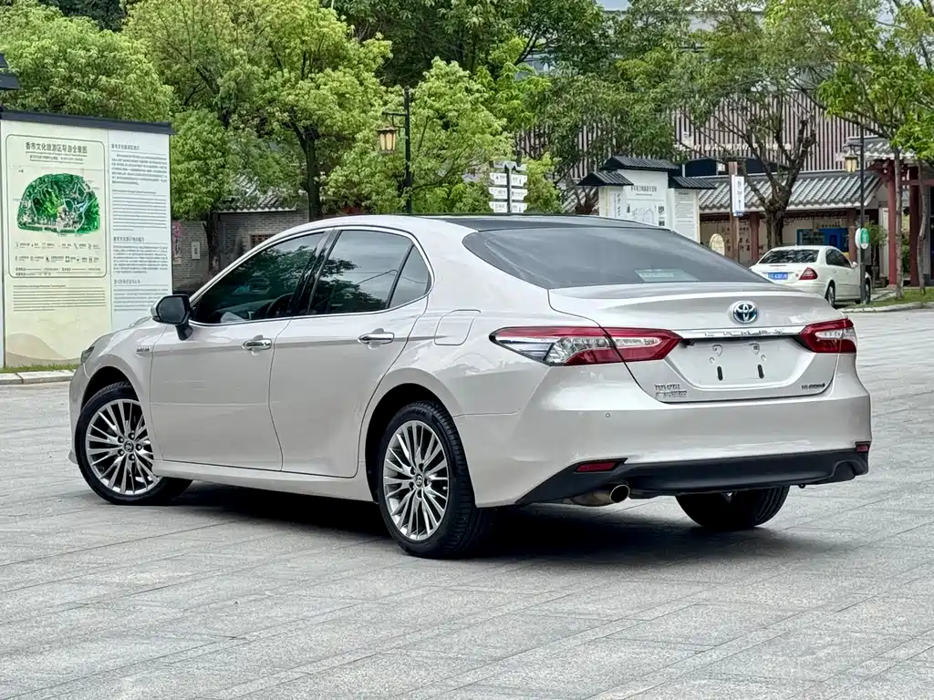 Toyota Camry — фото 7