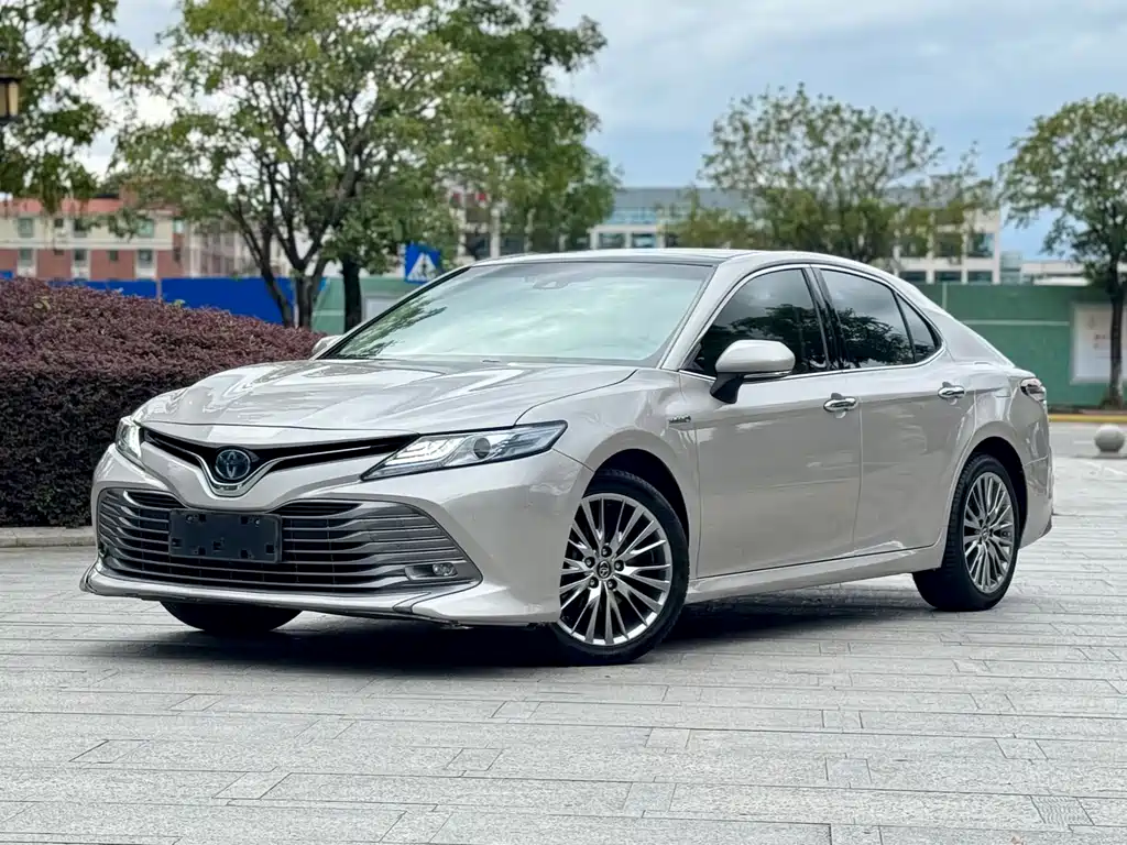 Toyota Camry — фото 1
