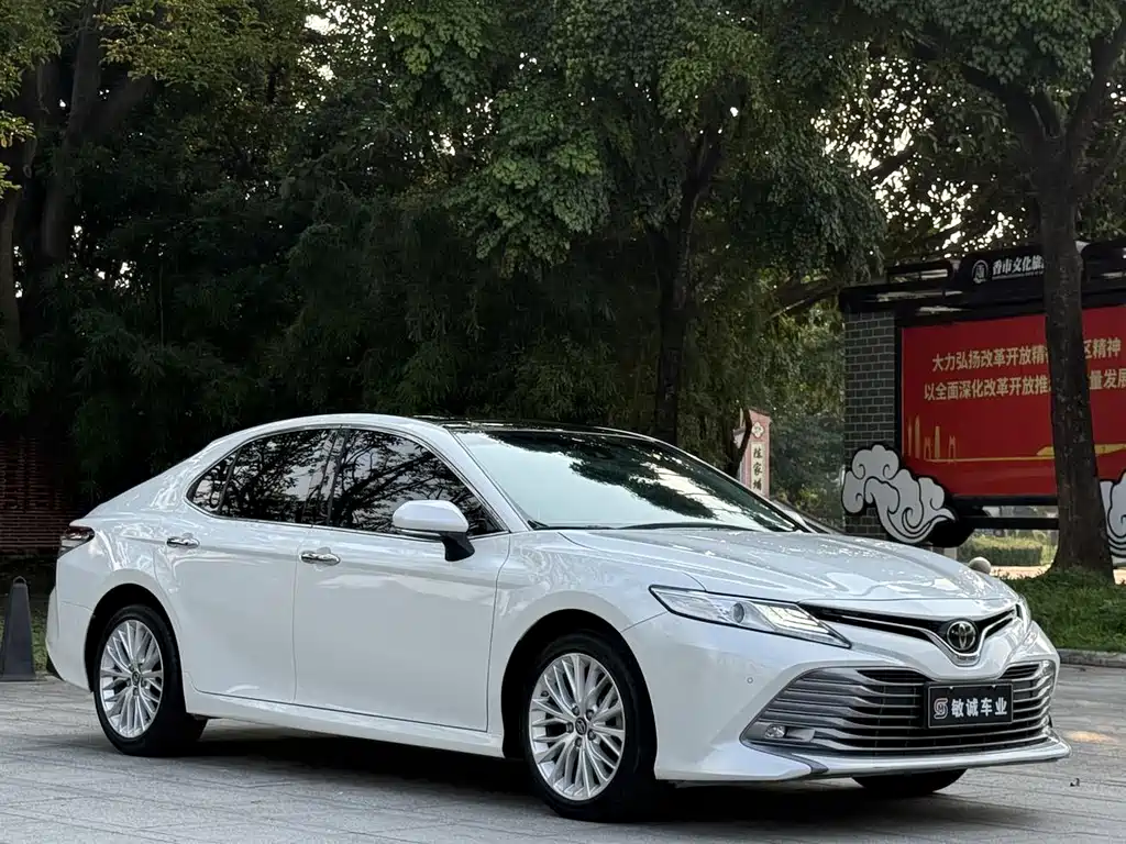 Toyota Camry — фото 2