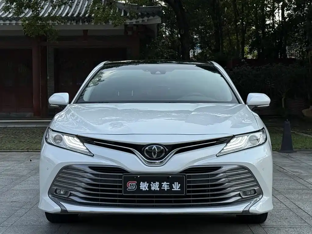 Toyota Camry — фото 3