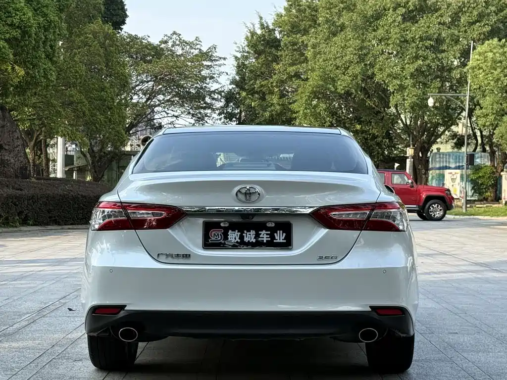 Toyota Camry — фото 5