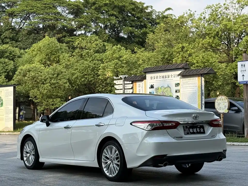Toyota Camry — фото 6