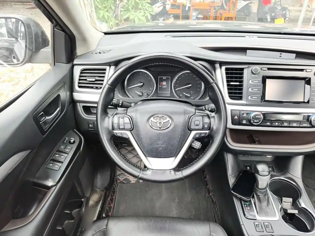 Toyota Highlander — фото 11
