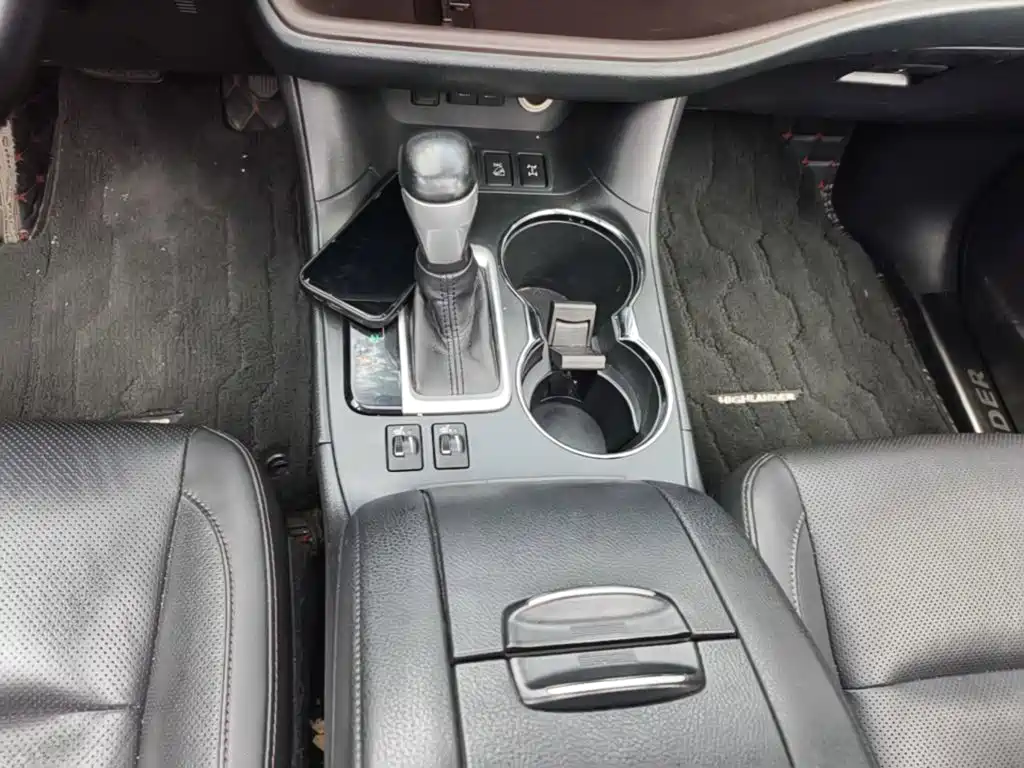 Toyota Highlander — фото 14