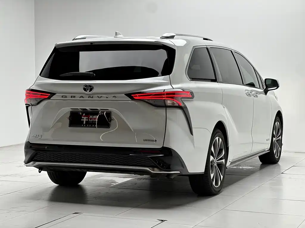 Toyota Granvia — фото 4