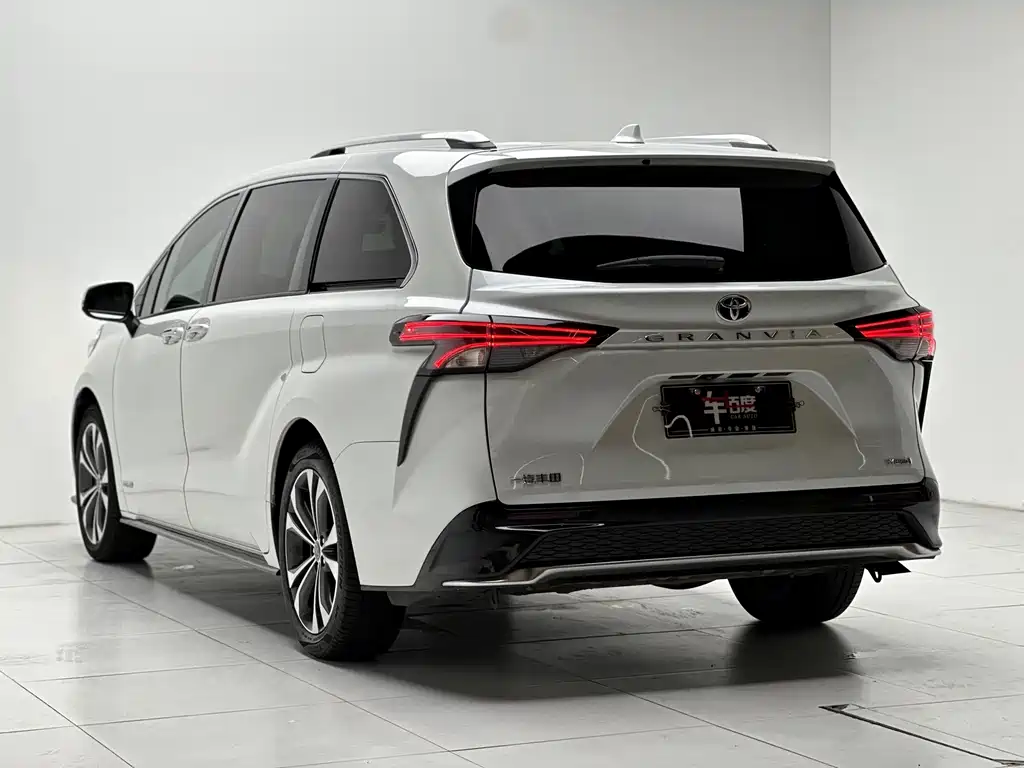 Toyota Granvia — фото 6