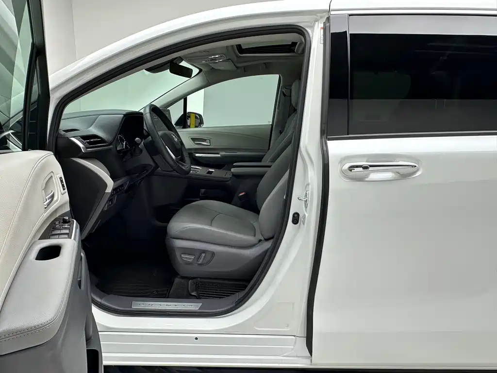 Toyota Granvia — фото 7