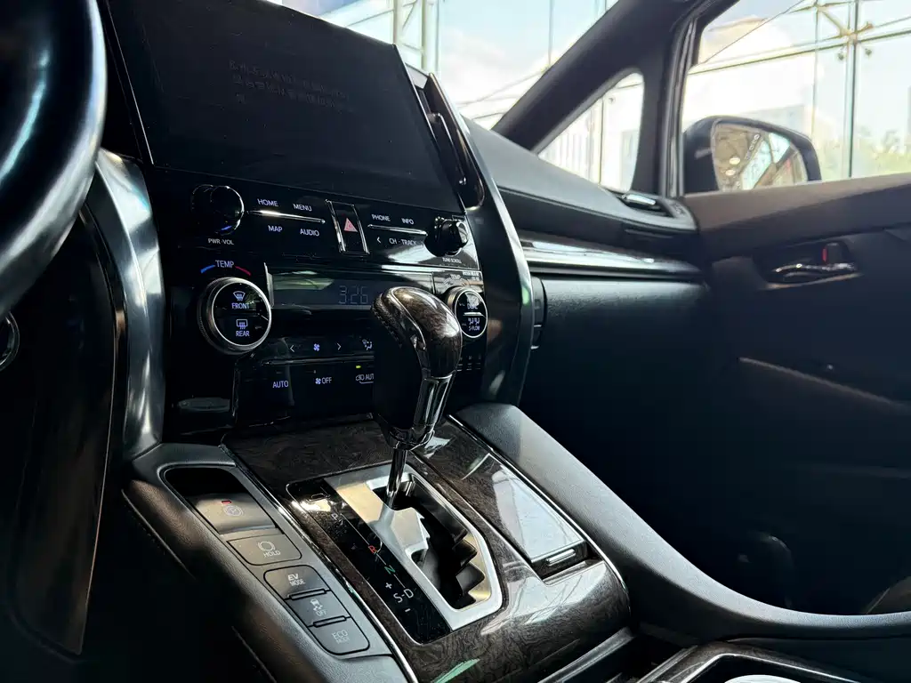 Toyota Vellfire — фото 8