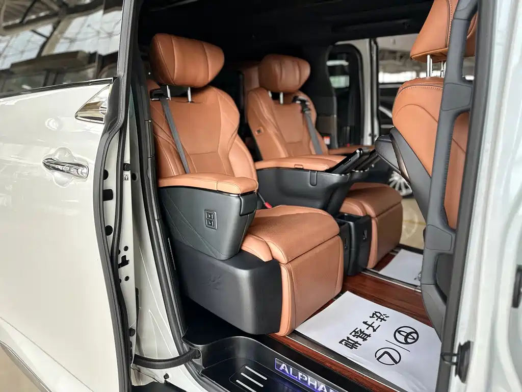 Toyota Alphard — фото 14