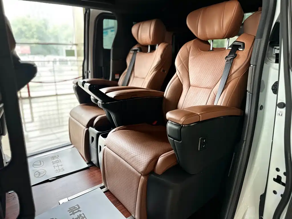 Toyota Alphard — фото 17