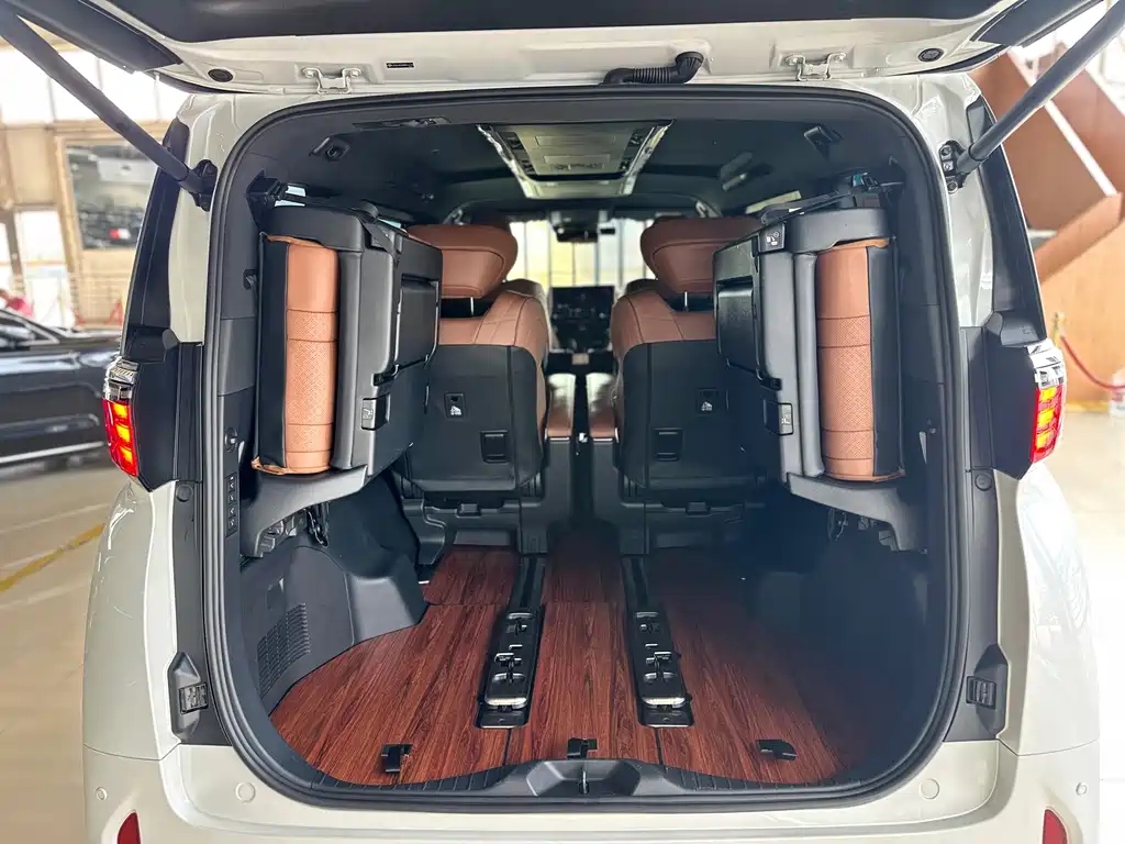 Toyota Alphard — фото 20