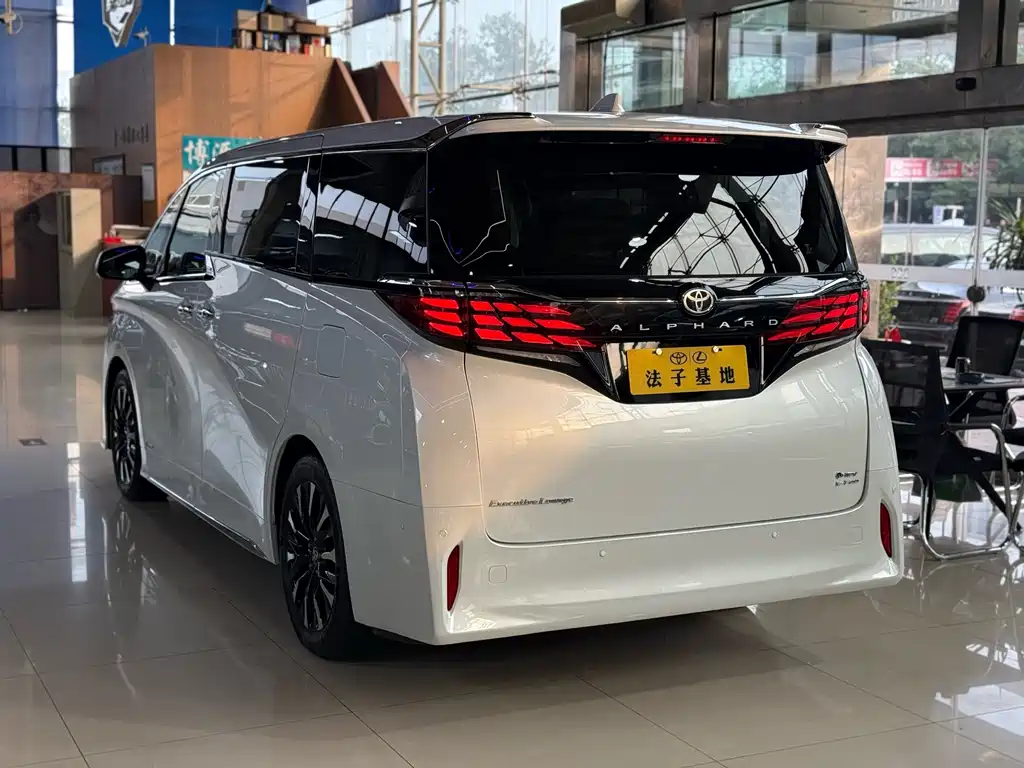 Toyota Alphard — фото 22