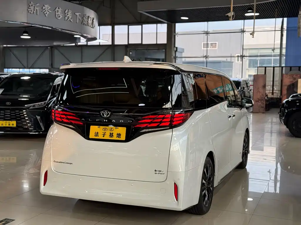 Toyota Alphard — фото 24