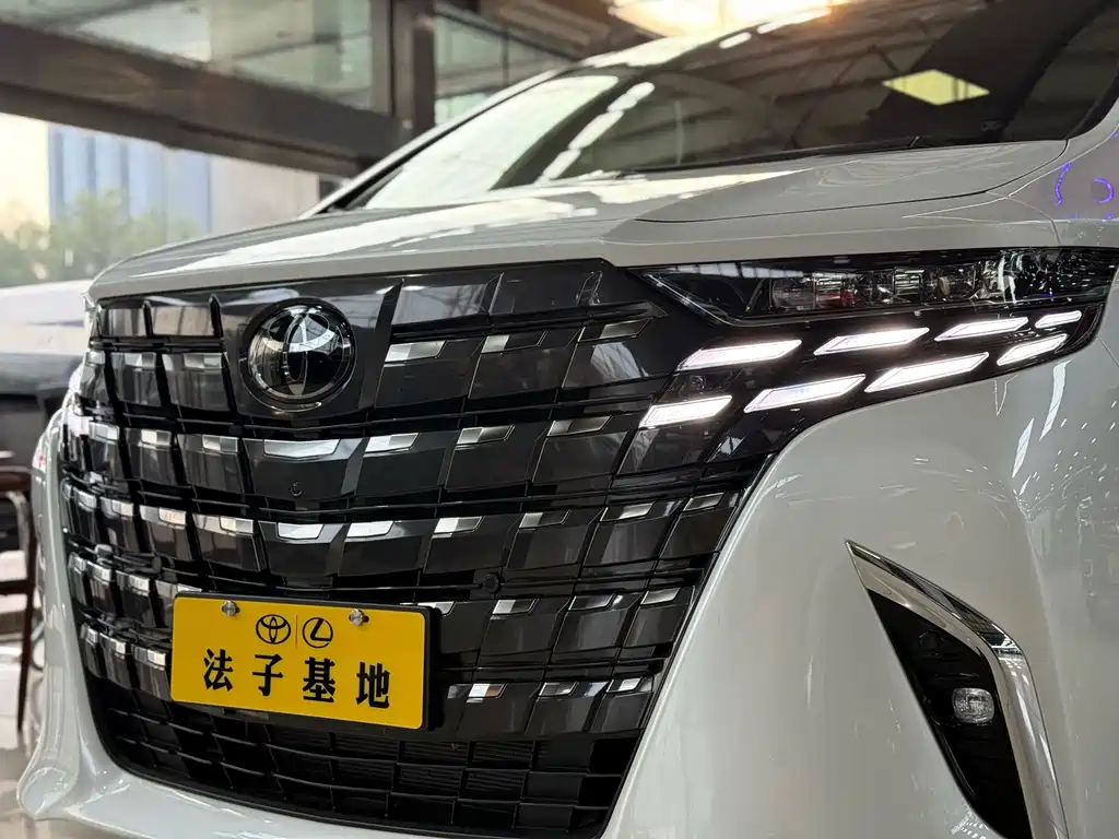 Toyota Alphard — фото 4