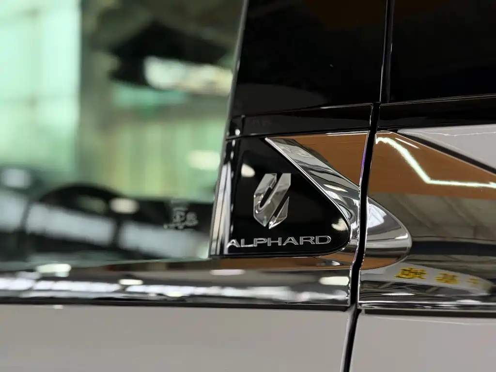 Toyota Alphard — фото 5