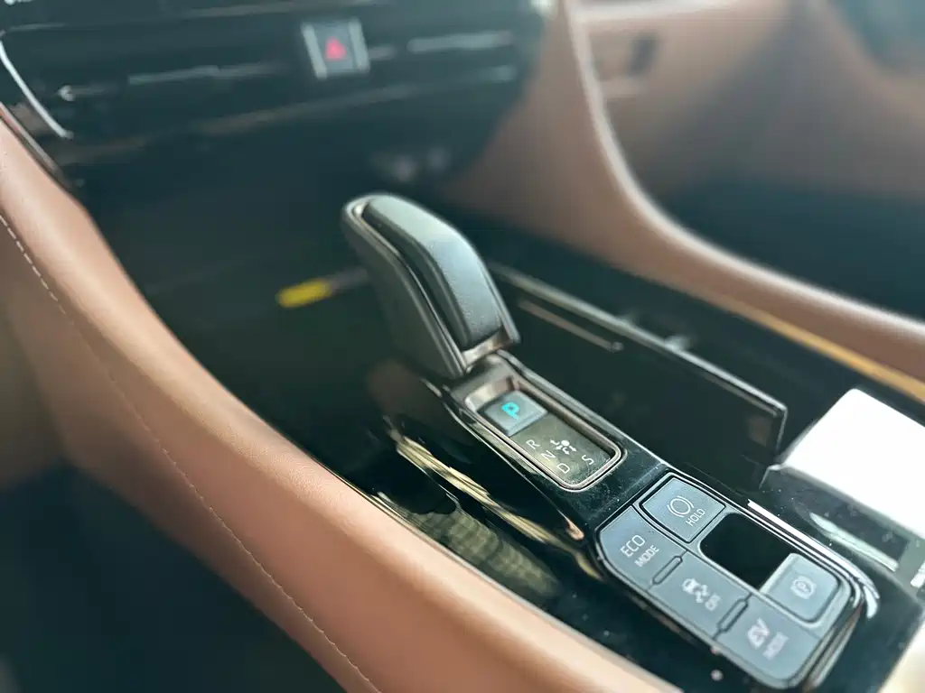 Toyota Alphard — фото 10