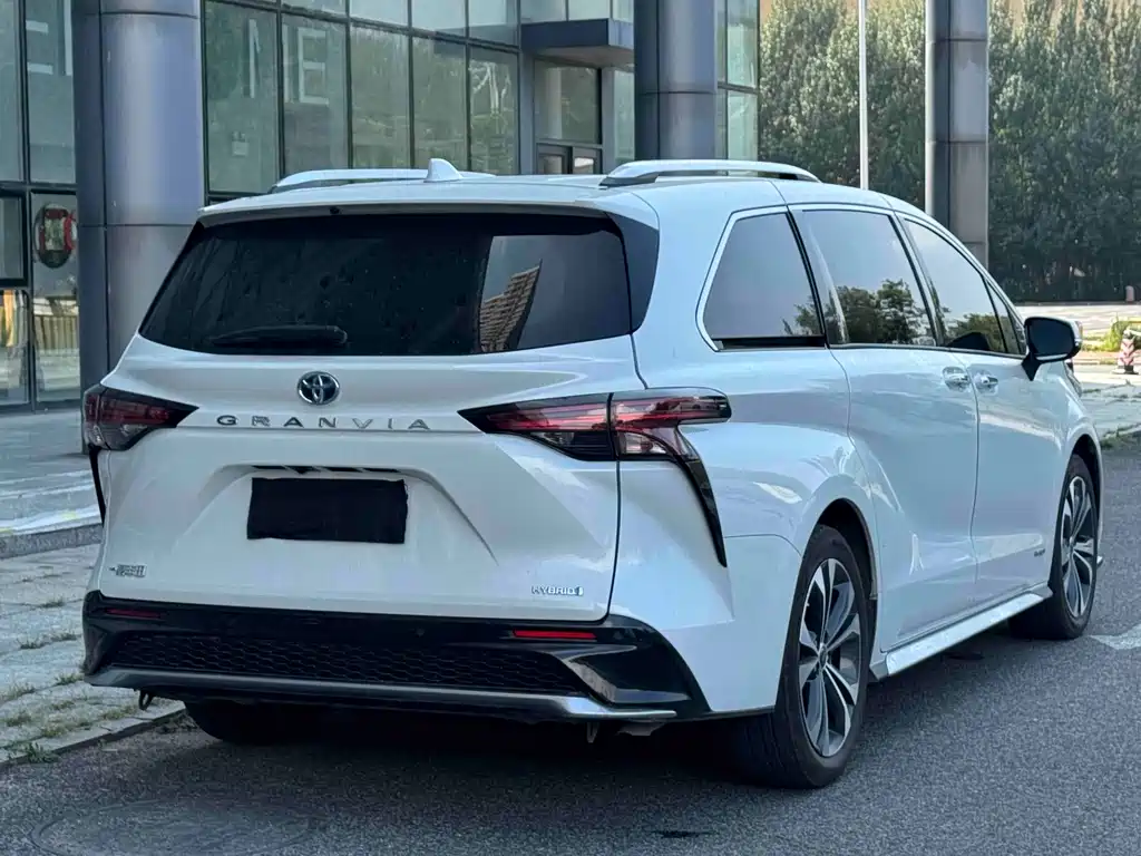 Toyota Granvia — фото 4