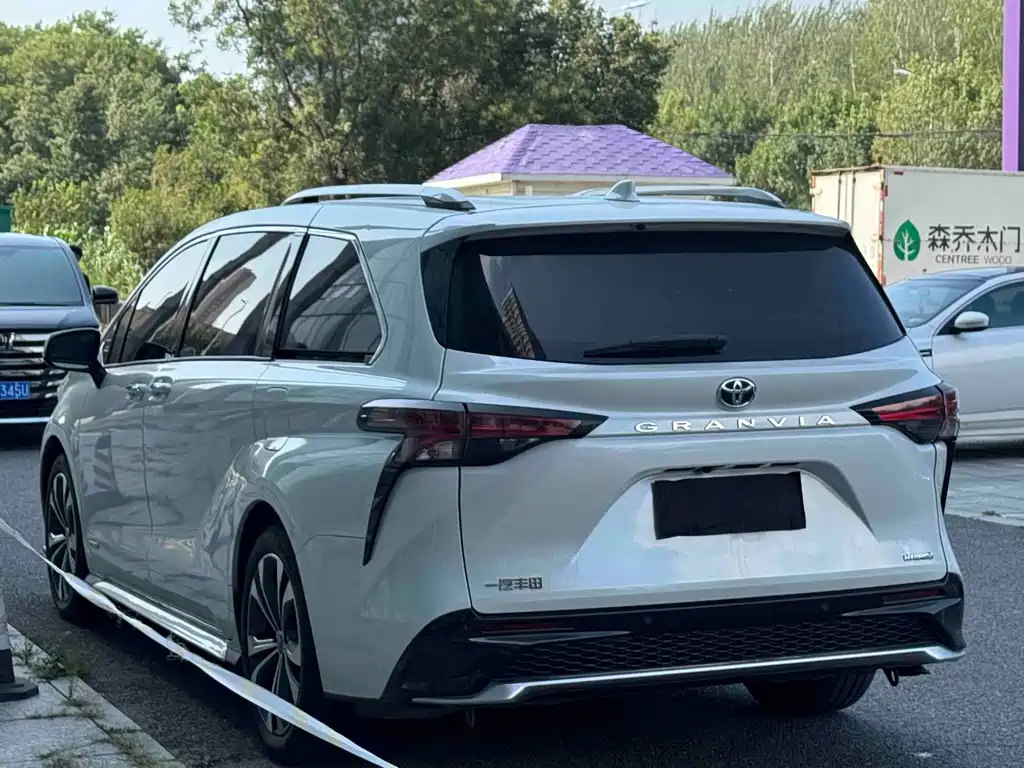 Toyota Granvia — фото 6