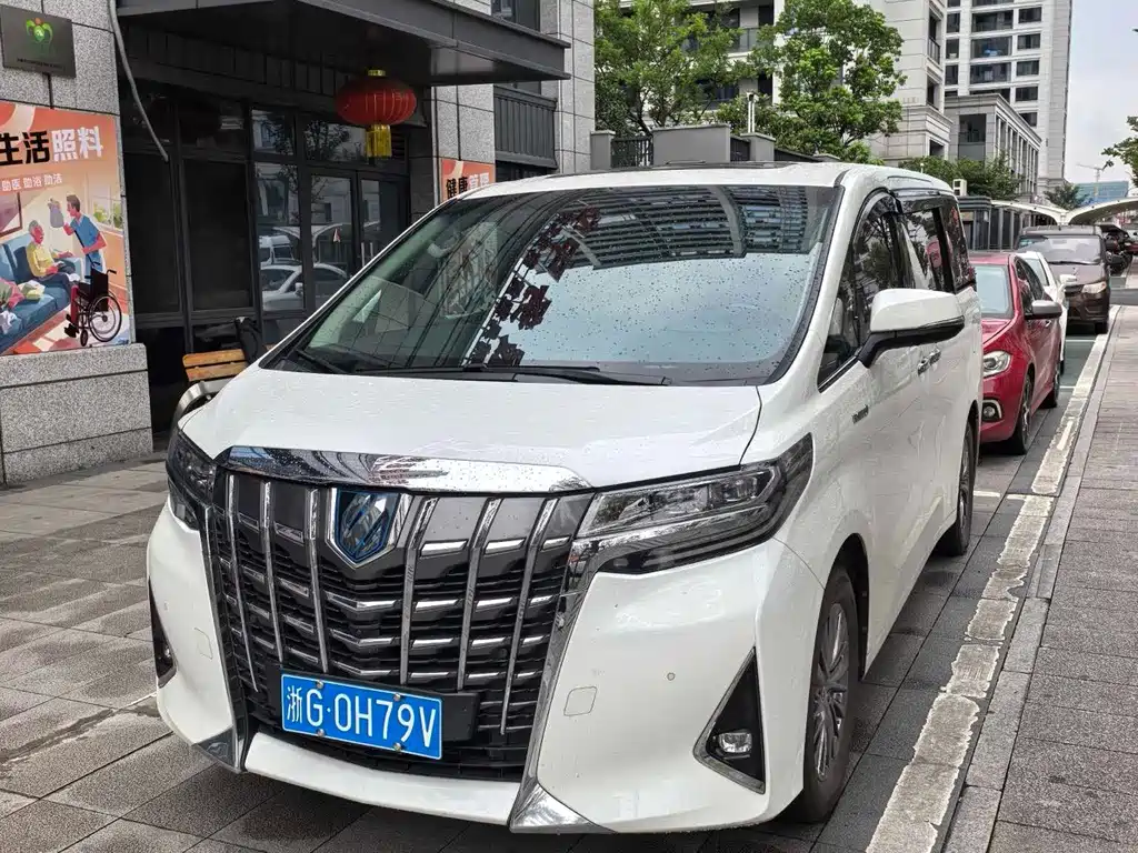 Toyota Alphard — фото 2