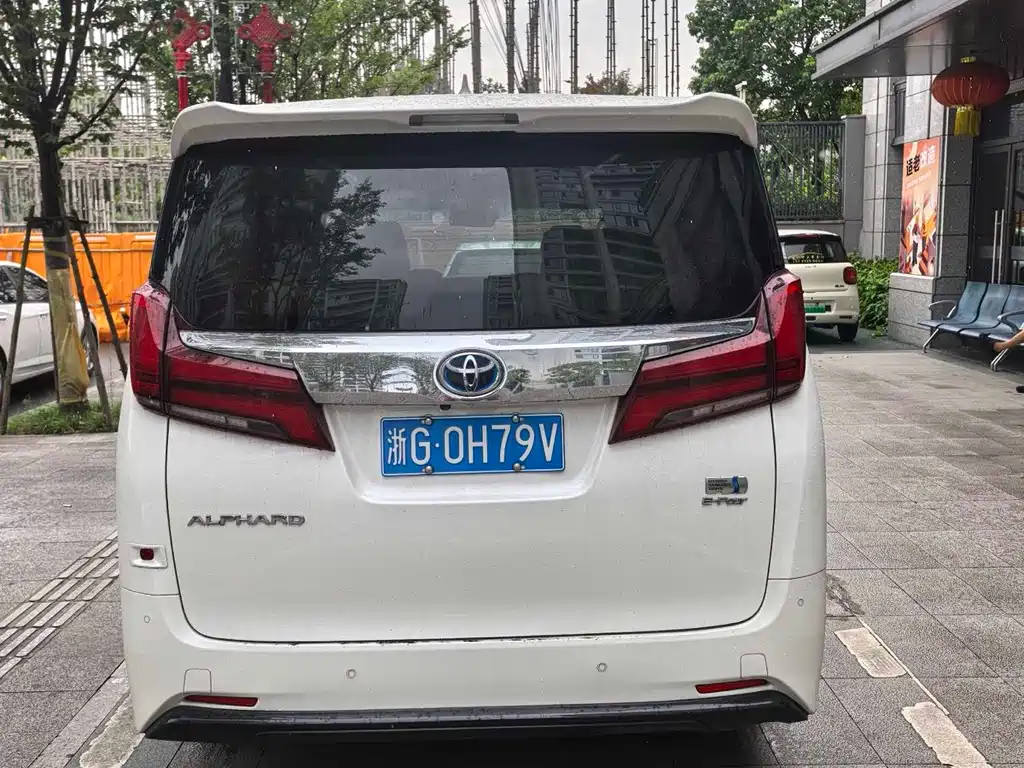 Toyota Alphard — фото 4